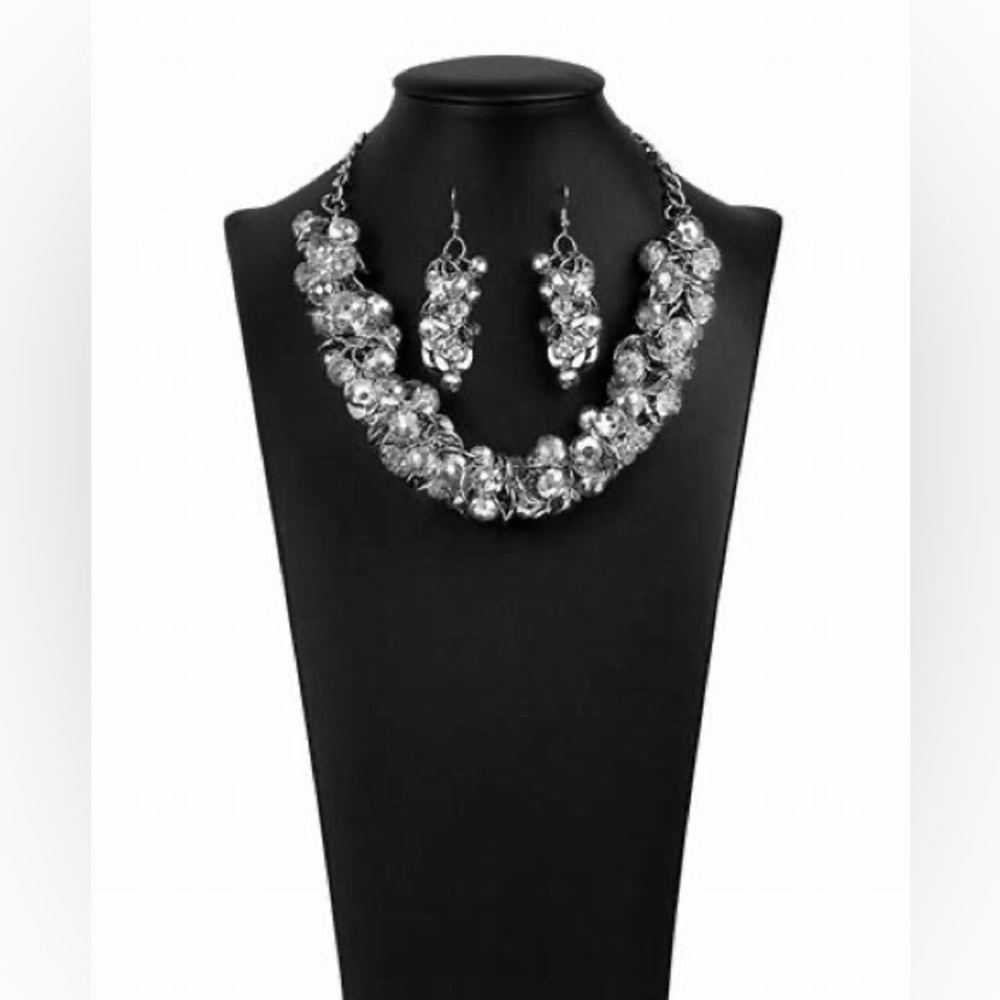 ❣️Silver metallic “ The Haydee” 2020 Zi collection necklace❣️*